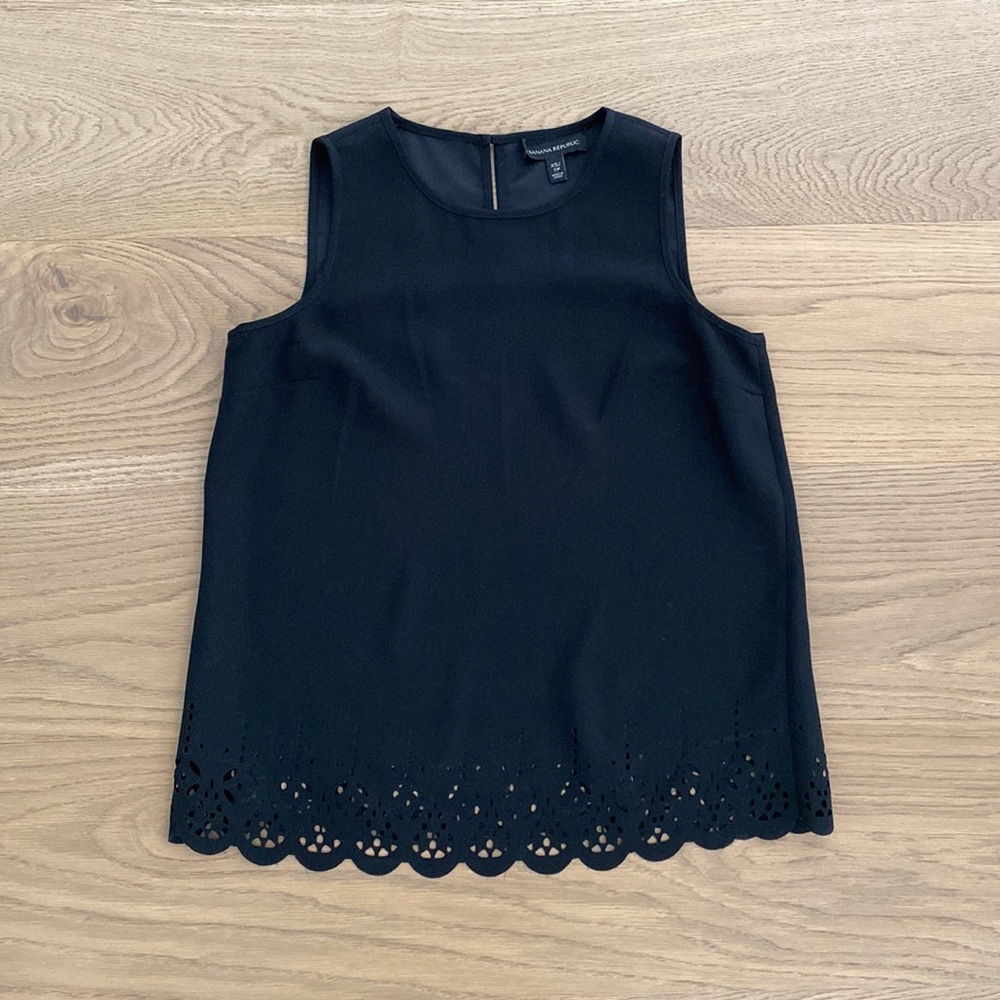 Banana Republic Women’s Black Shell Top Scalloped Crochet Detail Bottom. XS.